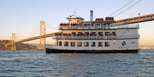 Le bateau Empress avec le pont de la baie de San Francisco - Oakland en arrière-plan.