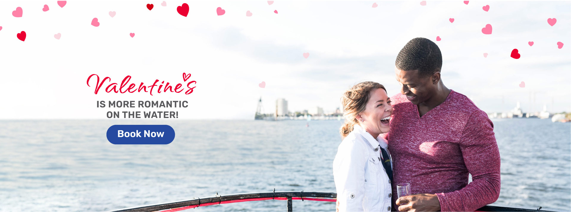 Día de San Valentín Imagen promocional con una pareja abrazándose en la cubierta de un barco.