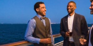 deux hommes riant sur le pont d'un bateau