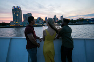 groupe sur le pont d'un bateau regardant l'horizon de philadelphie