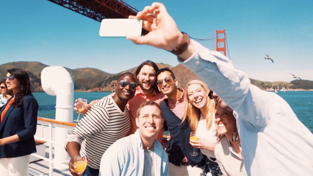 Arka planda Golden Gate Köprüsü ile selfie