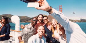 Selfie na Daraja la Golden Gate nyuma