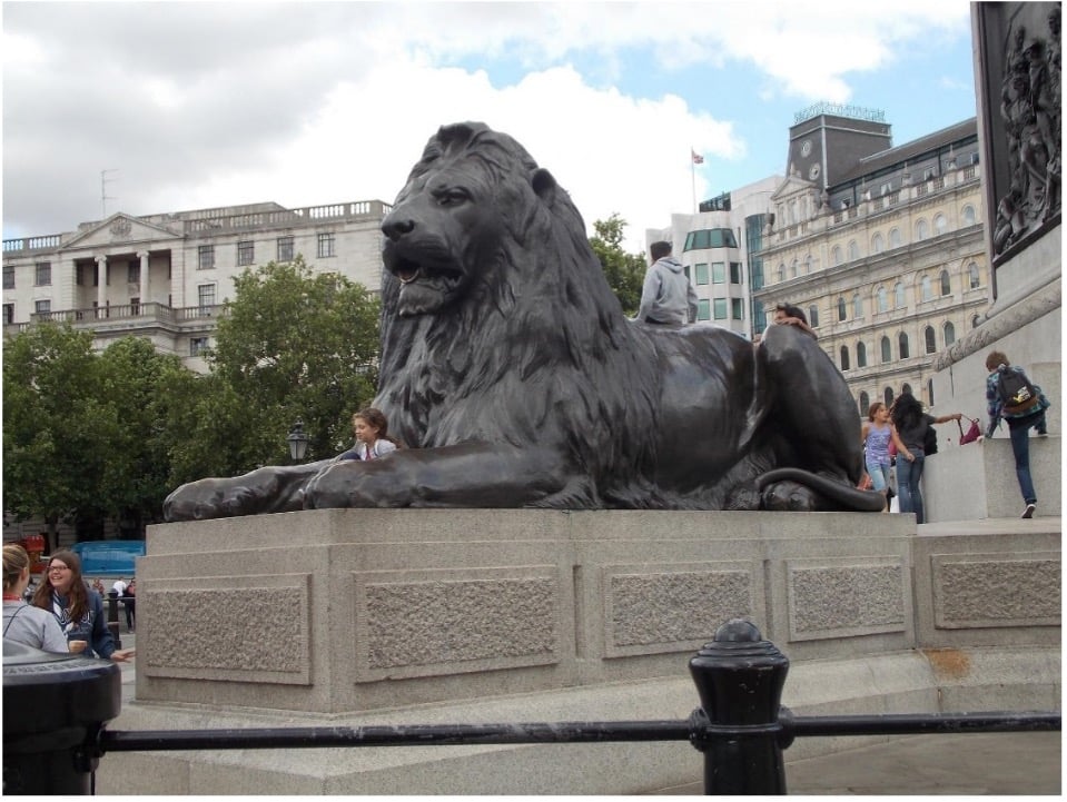 Trafalgar स्क्वायर लंदन में शेर
