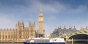 City cruises boot voor Big Ben op de Theems Londen