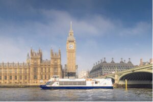 Barco de crucero por la ciudad frente al Big Ben en el río Támesis de Londres