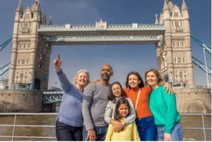 Família com a Tower Bridge London em fundo