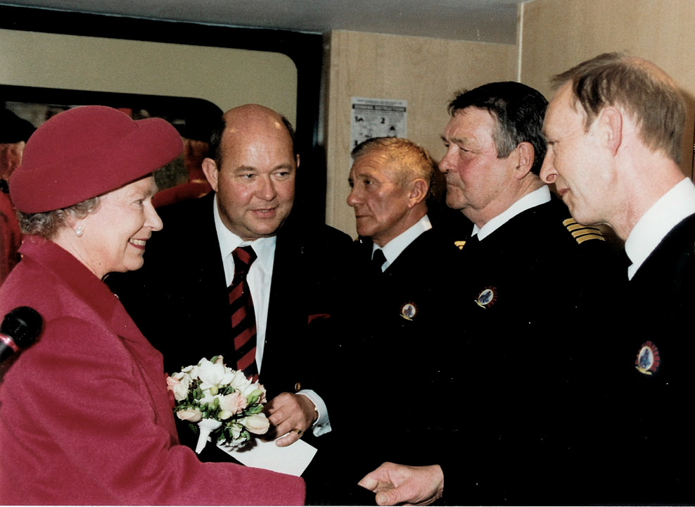 La reina Isabel saludando a los miembros de la tripulación