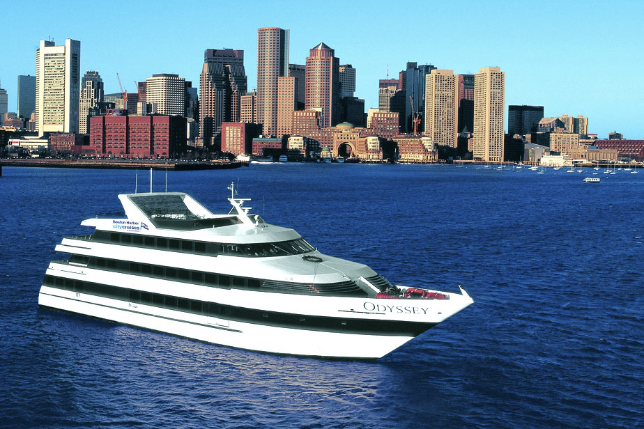 Barco Boston Odyssey con Boston al fondo