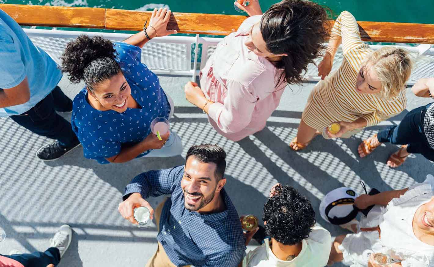 Gruppe auf einem Boot von oben