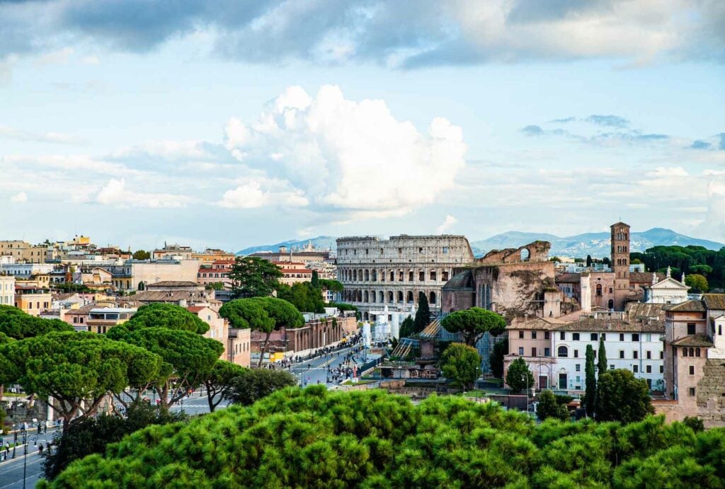 El horizonte de Roma, Italia, con el Coliseo al fondo