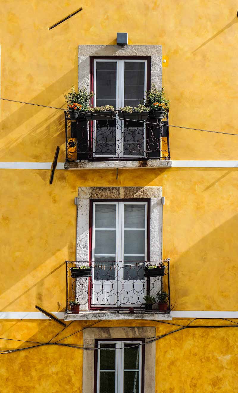 पुर्तगाल में पीली इमारत का अग्रभाग