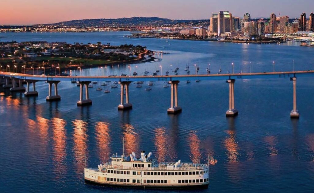 Ein Schiff mit der San Diego-Coronado-Brücke im Hintergrund