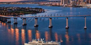 Una nave con il ponte San Diego-Coronado sullo sfondo