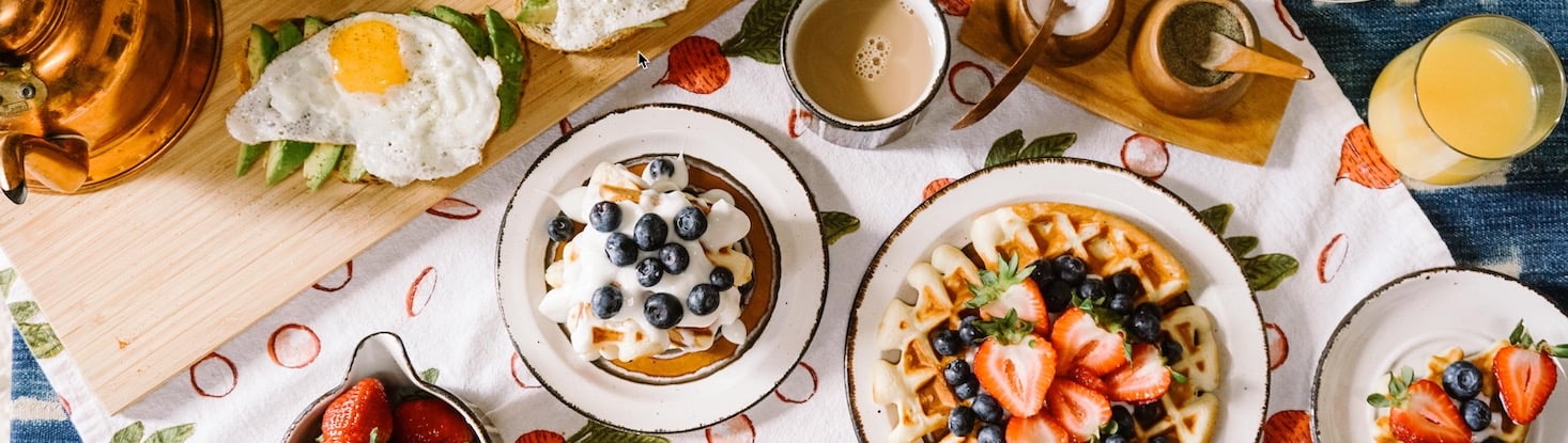 Frühstückstisch mit Essen darauf