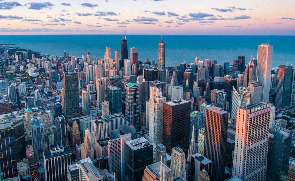 Chicago skyline met Lake Michigan op de achtergrond.