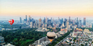 Sıcak hava balonları ile Melbourne Avustralya silüeti