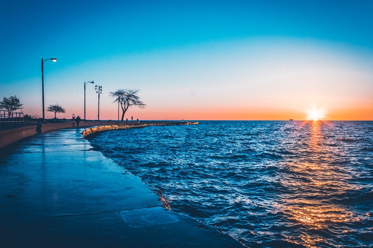 シカゴ ミシガン湖の夕日を楽しむ