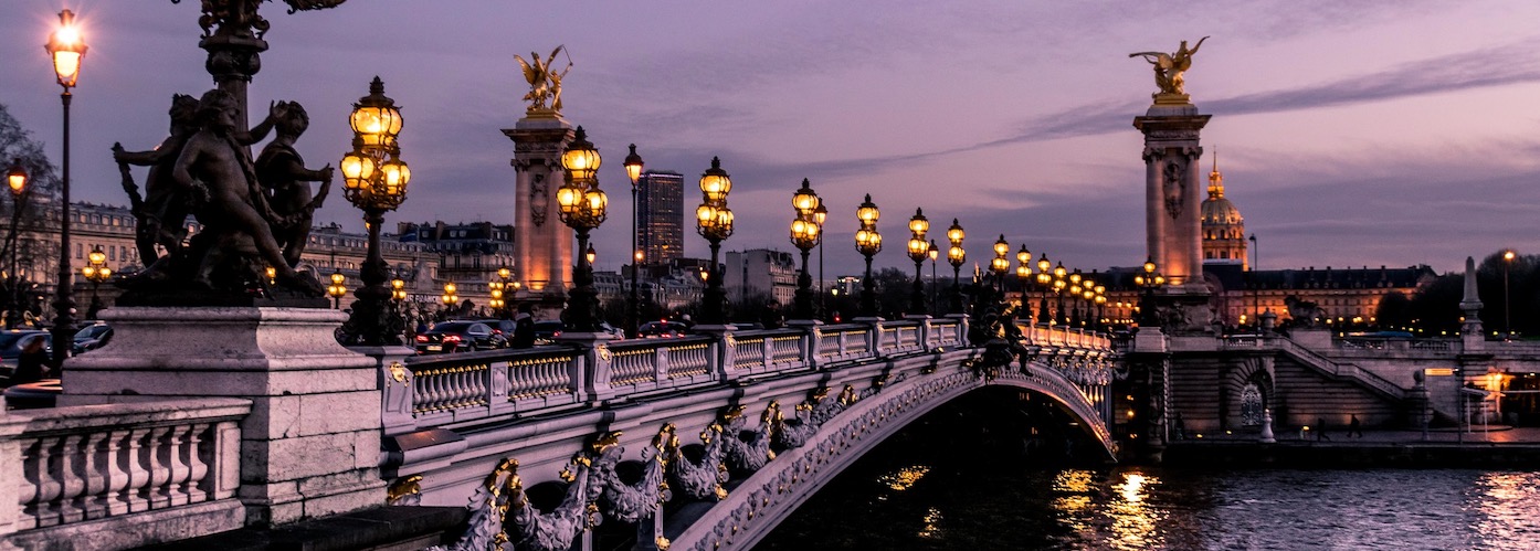 亚历山大三世桥（Pont Alexandre III）。