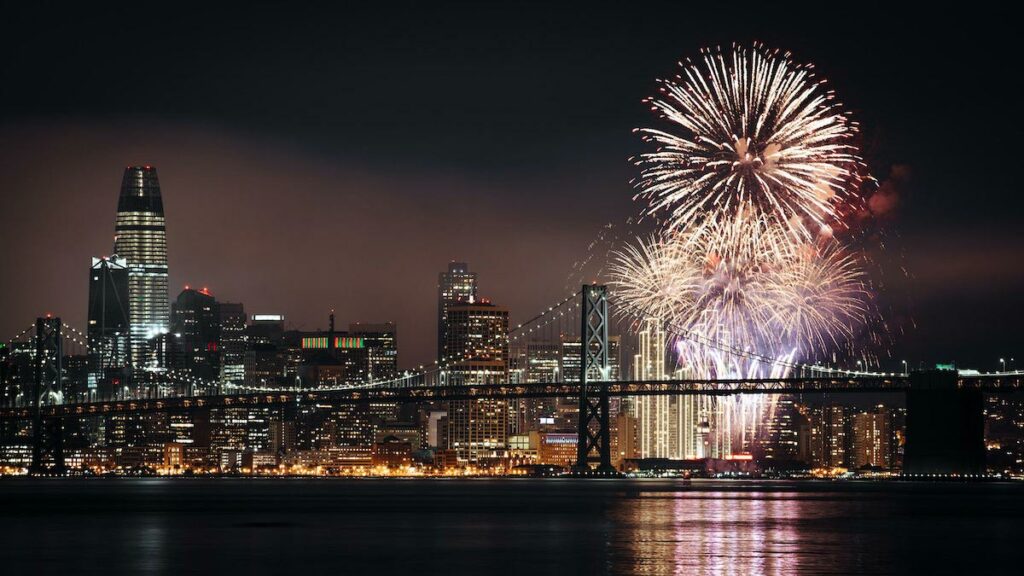 Fuochi d'artificio di San Francisco Il ponte Golden Gate sullo sfondo