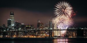 Fuochi d'artificio di San Francisco Il ponte Golden Gate sullo sfondo