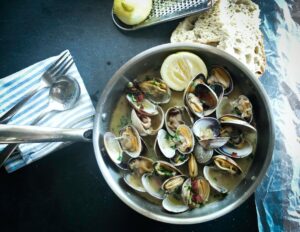 Clams in broth