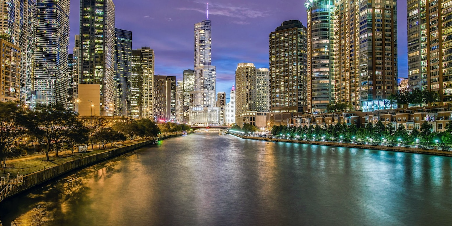 Chicago rivier bij nacht