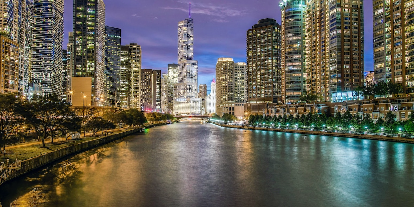 El río Chicago de noche