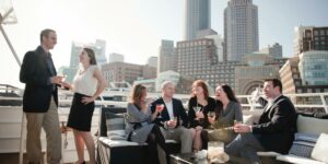 Firmenfeier auf einem Boot mit Boston im Hintergrund