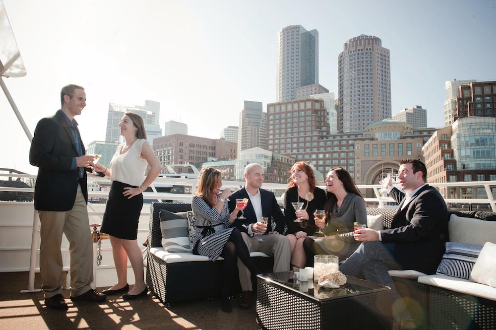 Firmenfeier auf einem Boot mit Boston im Hintergrund