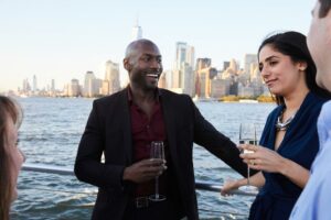 Personnes debout sur le pont d'un bateau