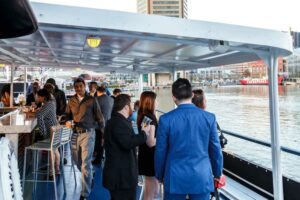 Grupo de personas en un barco celebrando. 