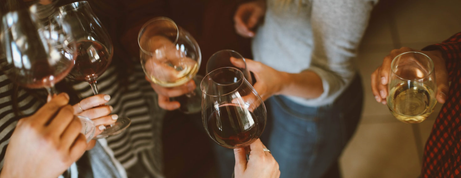 Des verres à vin sont applaudis