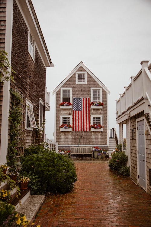 Bangunan Provincetown Cape Cod dengan Bendera Amerika