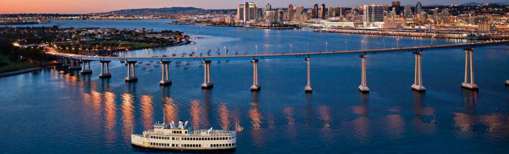 San Diego Coronado Bridge mit Boot im Vordergrund