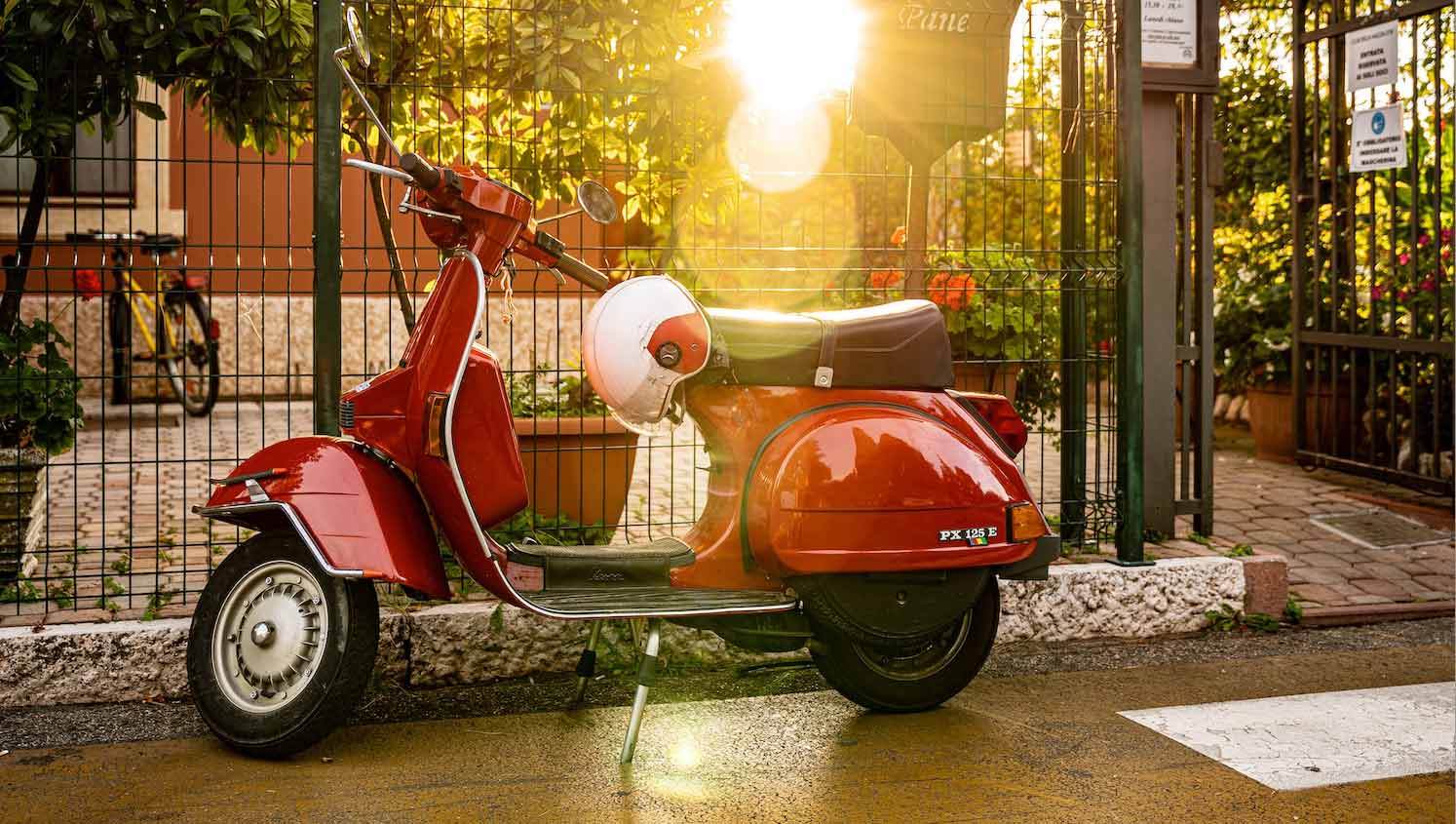 Rode Vespa in het zonlicht