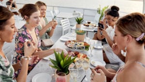 Un groupe mangeant sur le pont d'un bateau