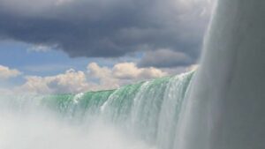 Derrière les chutes du Niagara