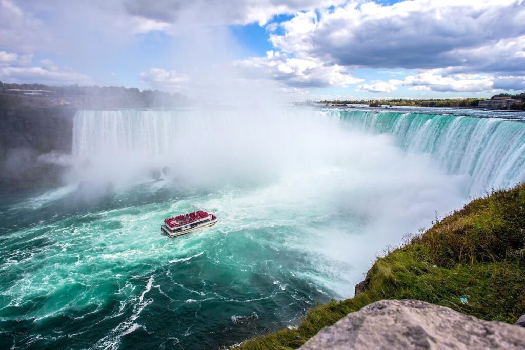 Barca alla base delle cascate del Niagara