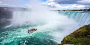 Boot aan de voet van de Niagara watervallen