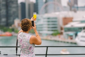 水とシカゴを背景にしたミモザの自撮り写真