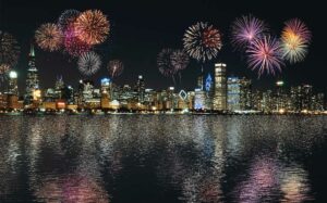 Fuegos artificiales en Chicago desde el muelle de la marina