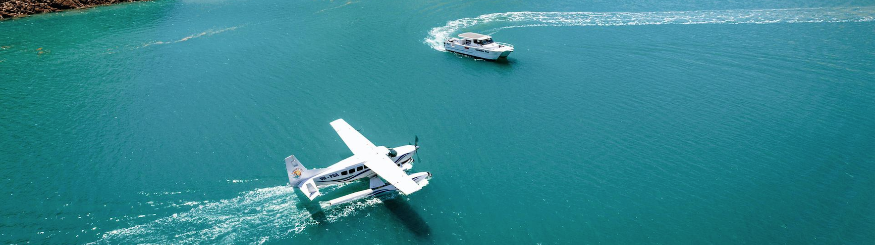 Derby Australië een vliegtuig en boot in het water