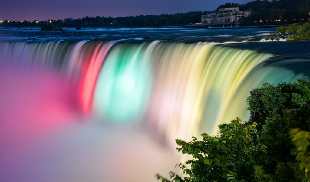 Le cascate del Niagara illuminate di notte