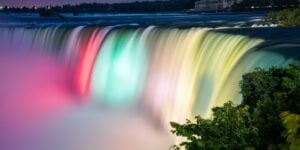 Cataratas do Niágara iluminadas durante a noite