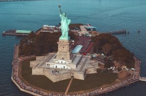 Vrijheidsbeeld met uitzicht op Liberty Island