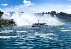 Cascate del Niagara con una barca in primo piano