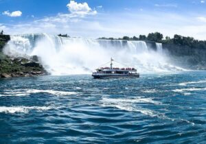 Cataratas do Niágara com um barco em primeiro plano