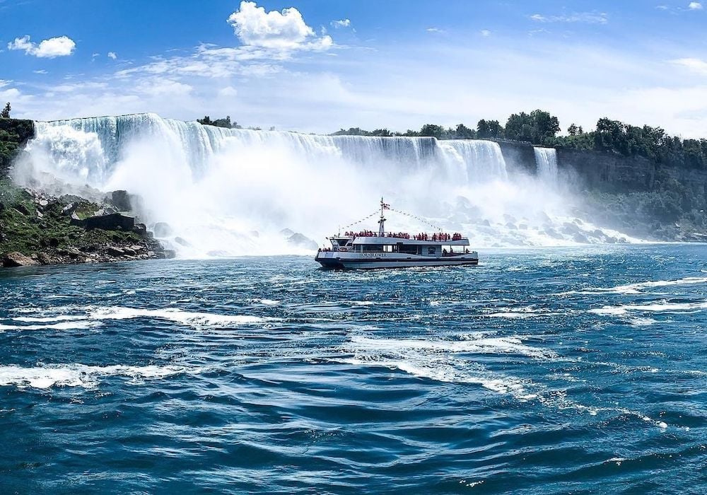 Niagara Falls met een boot op de voorgrond