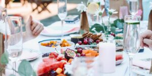 테이블 위에 다채로운 음식 장소가있는 파티