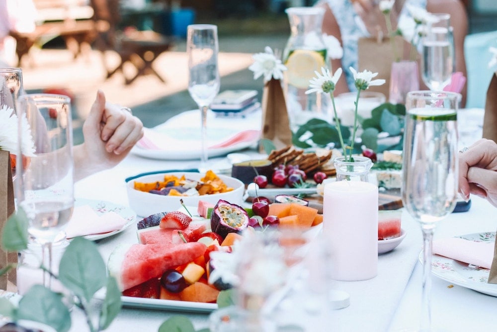 테이블 위에 다채로운 음식 장소가있는 파티